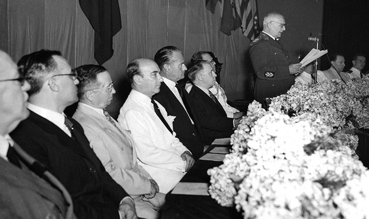  <strong> O general Manuel Rabelo discursa</strong> na cerimônia de abertura da Sociedade dos Amigos da América, no Teatro Municipal do Rio de Janeiro