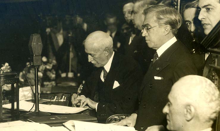  <strong> O mineiro Antônio Carlos Ribeiro de Andrada, </strong> presidente da Assembleia Constituinte, assina a Carta Magna de 1934