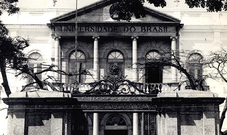  <strong> Entrada</strong> <strong> do Palácio Universitário</strong> da Universidade do Brasil, no prédio que antes abrigava o Hospício Pedro 2º