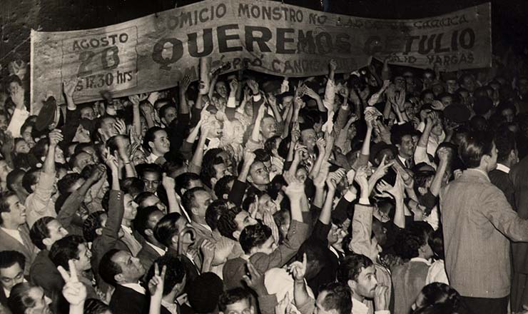  <strong> Populares se aglomeram </strong> num dos vários comícios queremistas ocorridos no Rio em 1945