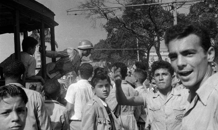       <strong> Estudantes cercam bonde e bloqueiam </strong> trânsito no centro da cidade 