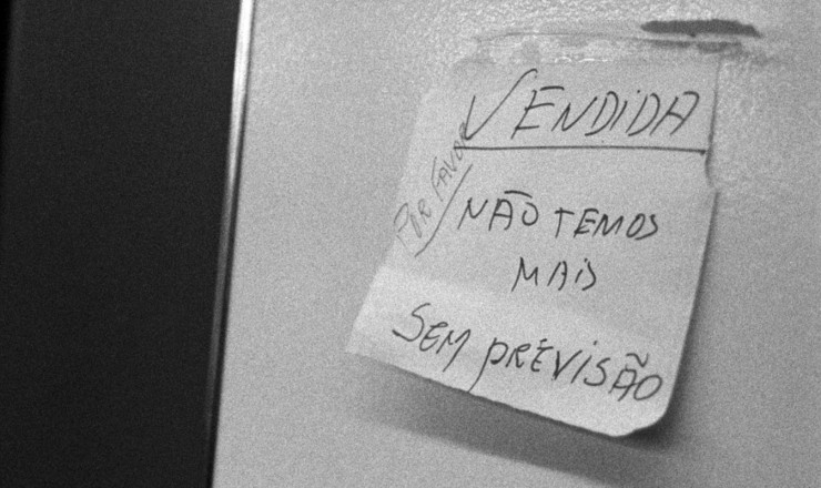  <strong> Produtos começam a faltar</strong> alguns meses depois do início do congelamento de preços, atingindo itens da cesta básica   