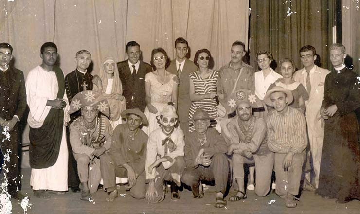       <strong> Ariano Suassuna </strong> (em pé, ao centro, de terno cinza) e os atores de “O Auto da Compadecida” no Rio de Janeiro, em 1957 