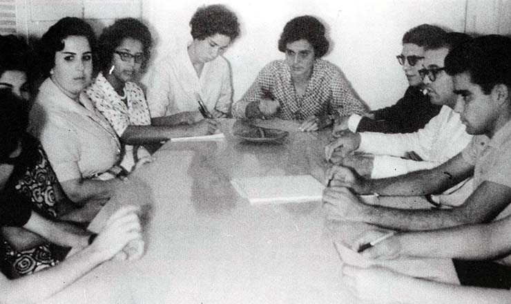       <strong> Reunião da escola radiofônica do MCP</strong> no Arraial do Bom Jesus, Recife. Na cabeceira, Norma Porto Carreiro Coelho e, a seu lado, Terezinha Calazans 