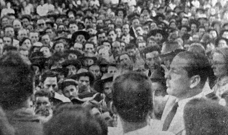      <strong> O governador do RS, Leonel Brizola, entre os trabalhadores </strong> rurais do Master, em 1962 