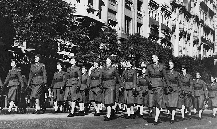  <strong> Enfermeiras da FEB desfilam</strong> na avenida Rio Branco, no Rio de Janeiro, antes de seguir para a Itália, em 1944