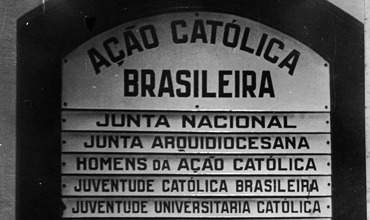  <strong> Quadro afixado na entrada</strong> <strong> da sede</strong> da Ação Católica Brasileira, praça 15 de Junho, Rio de Janeiro