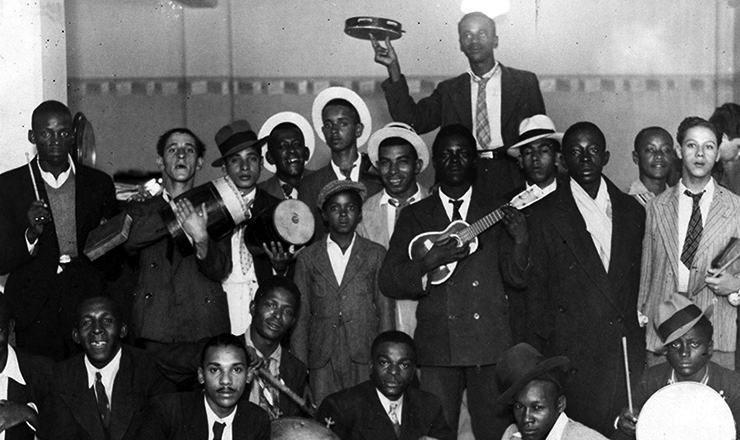  <strong> Instrumentos como a cuíca, o surdo e o tamborim </strong> desceram o morro e se incorporarams ao carnaval de rua 