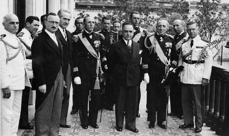  <strong> Getúlio Vargas </strong> recebe oficiais italianos fascistas no palácio do Catete, 1939