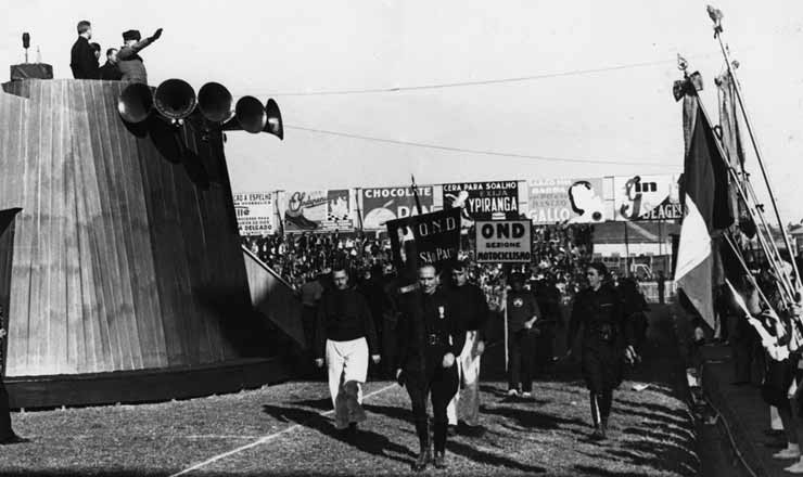  <strong> Manifestação fascista </strong> no campo do Palestra Itália, em São Paulo, final dos anos 1930