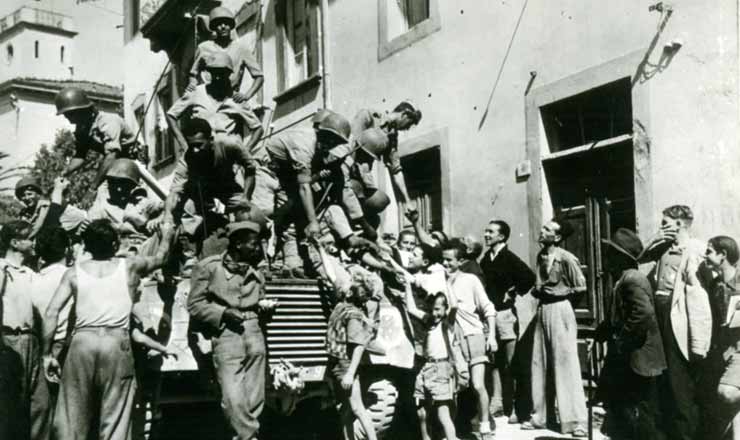  <strong> Moradores de Massarosa, interior da Itália, saúdam </strong> os pracinhas brasileiros, em 1944