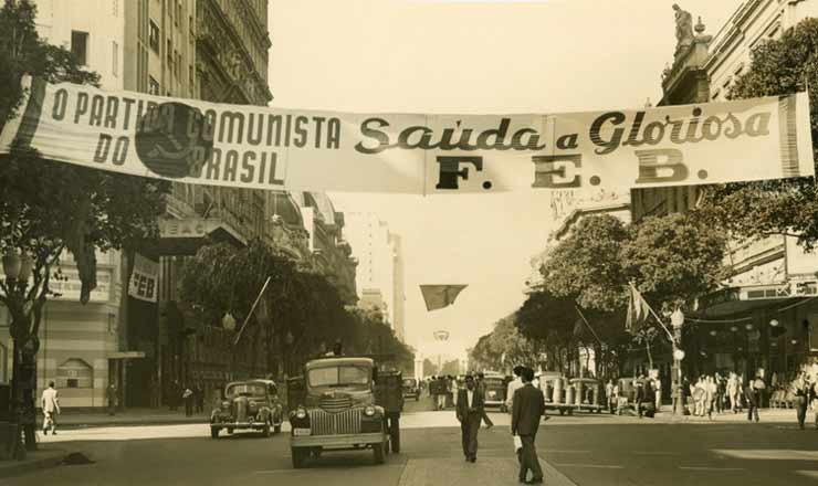  <strong> Faixa do PCB na av. Rio Branco, Rio de Janeiro, saúda</strong>  os soldados da FEB que voltavam da Itália, em julho de 1945
