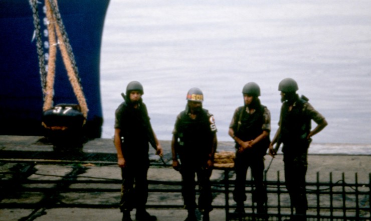  <strong> Fuzileiros navais</strong> ocupam navio atracado no porto do Rio de Janeiro   
