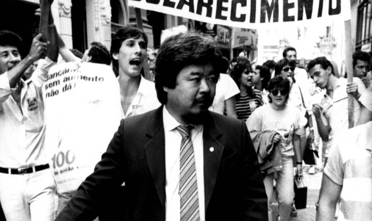        <strong> Luiz Gushiken, </strong> presidente do Sindicato dos Bancários de São Paulo, durante ato da categoria na greve de 1987  <br />     