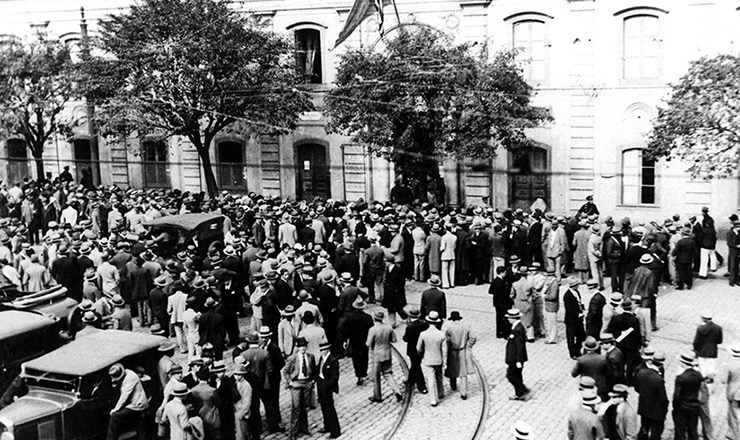  <strong> Alistamento de voluntários civis</strong> na Faculdade de Direito de São Paulo, no largo de São Francisco 