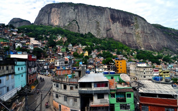       O funk carioca tem sua origem e identidade ligados às favelas cariocas  