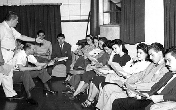  <strong> Otávio Gabus Mendes (em pé) faz a seleção </strong> de radioatores na Rádio Tupi, em 1944