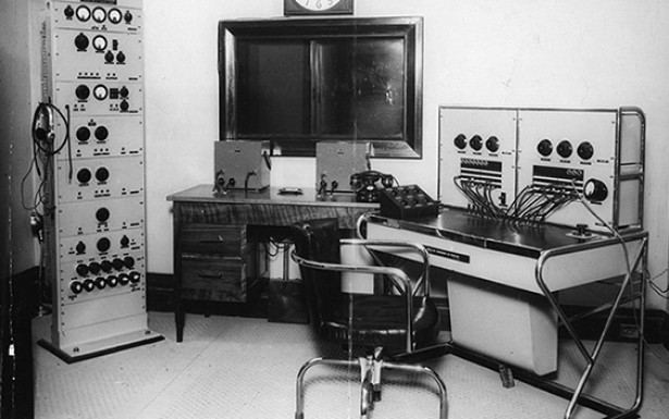  <strong> Cabine de controle </strong> nos estúdios da Rádio Tupi, São Paulo, 1937