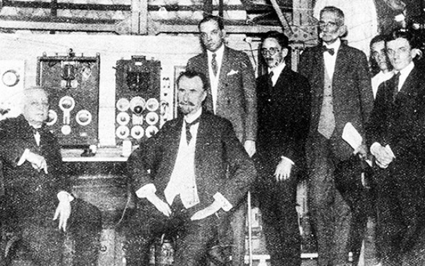  <strong> Henrique Morize </strong> (sentado, ao centro) e a diretoria da Rádio Sociedade do Rio de Janeiro, 1923