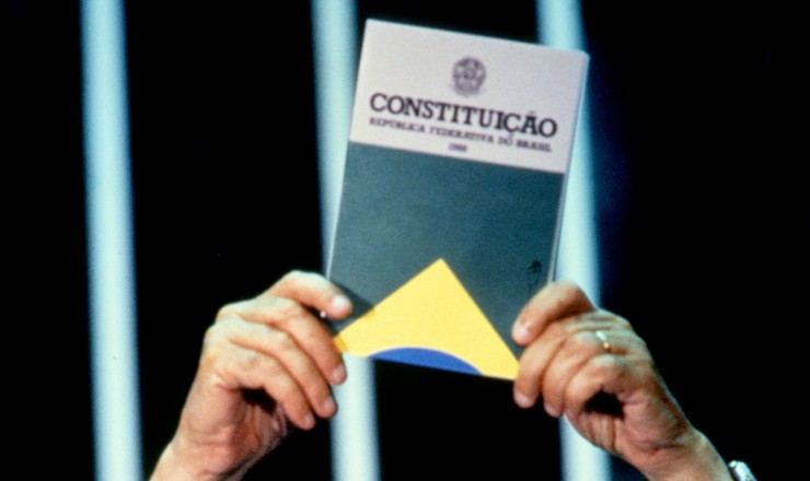   <strong> Ulysses Guimarães</strong> exibe aos constituintes a nova Constituição da República na sessão de promulgação  <br />   