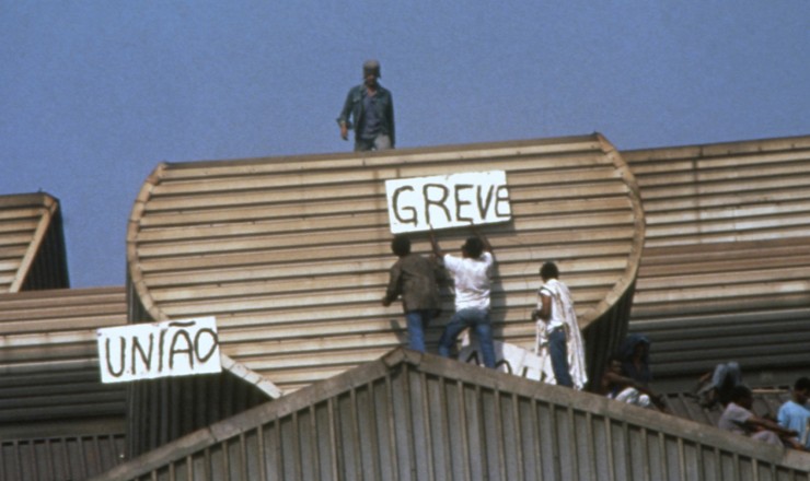   <strong> Trabalhadores da CSN em greve</strong>  durante ocupação da siderúrgica  