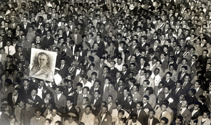  <strong> Trabalhadores fazem </strong> manifestação, em 1932