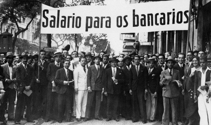  <strong> Bancários em greve exibem </strong> faixa no Rio de Janeiro, em 1935