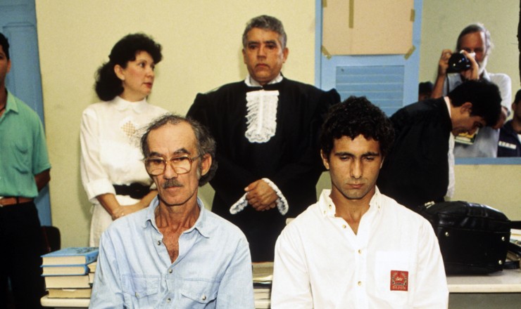  <strong> Darly Alves e seu filho Darcy </strong> em julgamento pelo assassinato de Chico Mendes; condenados a 19 anos de prisão em 1990, fugiram da cadeia em 1993 e foram recapturados três anos depois  <br />    