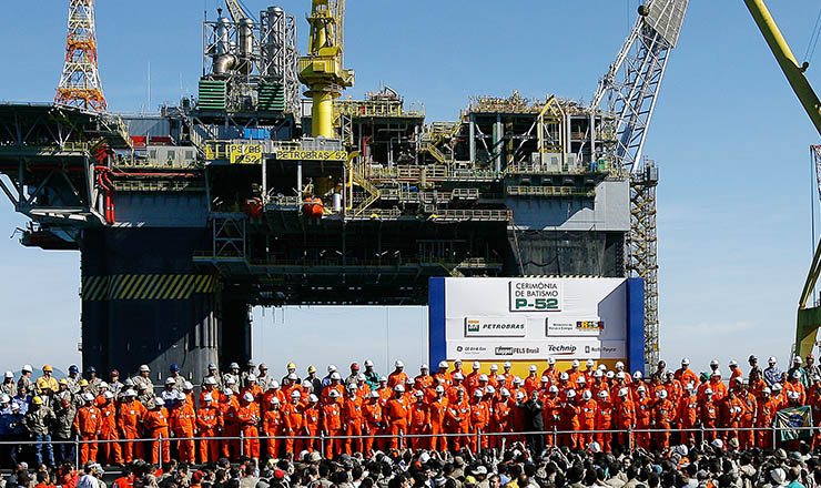  <strong> Batismo da plataforma P-52 da Petrobras, na bacia de Campos:</strong>  em 2010, 80 mil funcionários e reservas provadas de 15,99 bilhões de barris de petróleo e gás natural