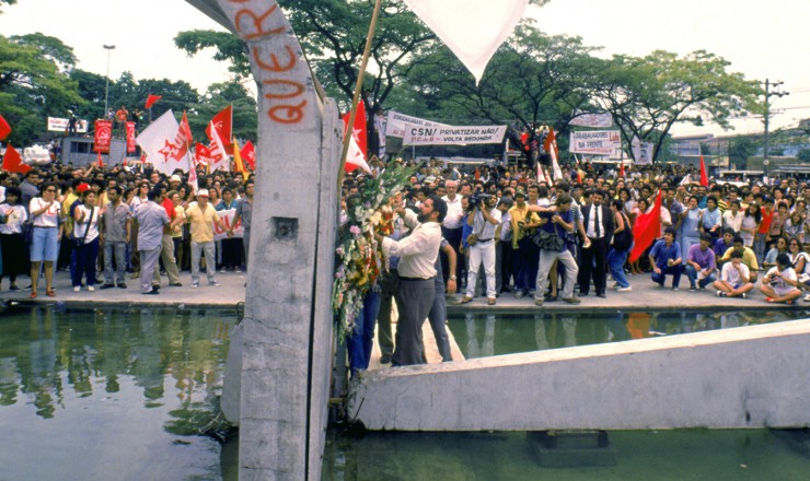  <strong> Luiz Inácio Lula da Silva </strong> deposita flores no monumento aos mortos na invasão da CSN