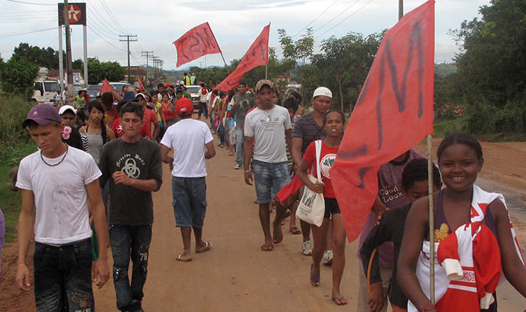  <strong> Integrantes do MST fazem marcha </strong> nas proximidades de Eldorado dos Carajás (Pará) 