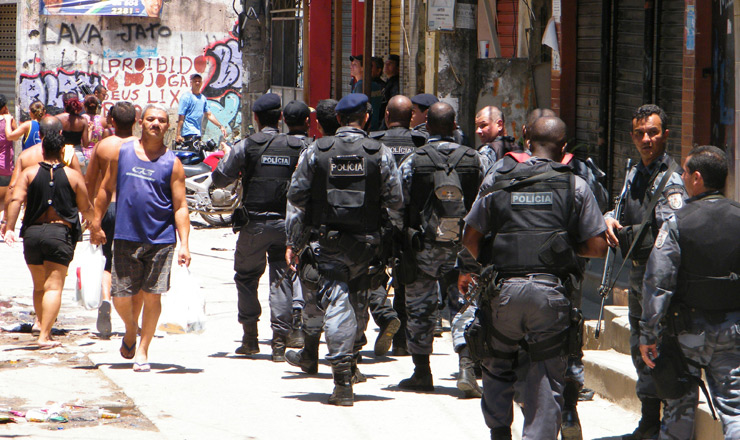  <strong> Policiais fazem patrulhamento</strong> na Vila do Cruzeiro após operação no Complexo do Alemão      