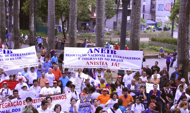  <strong> Associação de imigrantes faz passeata na praça da Sé, em São Paulo: </strong> anistia lhes garante melhores condições de trabalho e acesso a políticas públicas