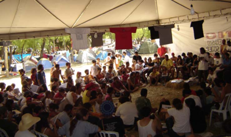  <strong> Plenária da fundação do MPL,</strong>  durante o Fórum Social Mundial de 2005, em Porto Alegre