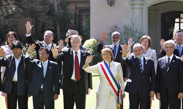  <strong> Bachelet toma posse: </strong> entre Nestor Kirchner (Argentina) e Lula (Brasil), em março