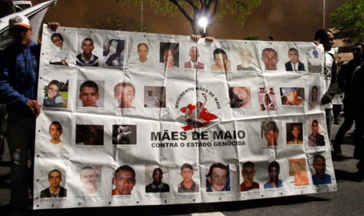  <strong> Nas ruas de São Paulo, grupo Mães de Maio</strong>  denuncia a morte de familiares e pede justiça 