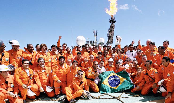  <strong> Funcionários da Petrobras</strong> comemoram primeira extração de óleo do pré-sal no campo de Jubarte, em 2008