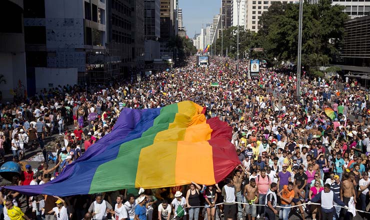  <strong> Parada LGBT</strong> mobiliza centenas de milhares de pessoas que tomam a Avenida Paulista no centro financeiro e empresarial de São Paulo