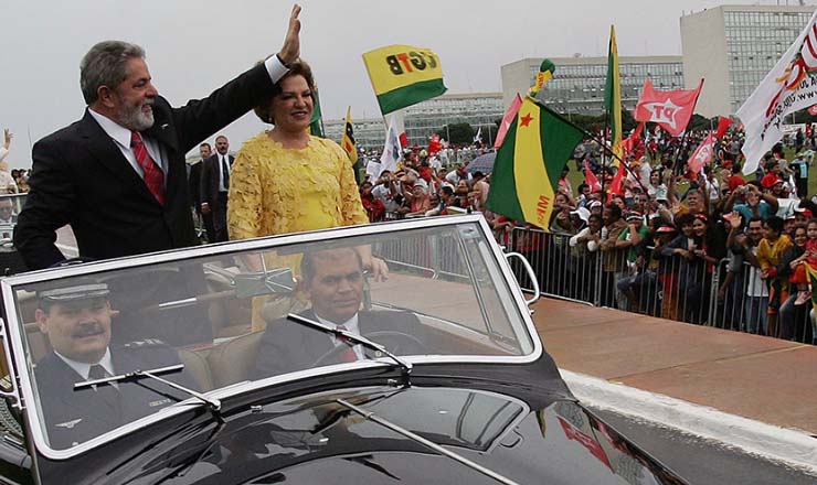  <strong> Lula desfila pelas ruas de Brasília, </strong> no dia da posse do novo mandato, em janeiro de 2007