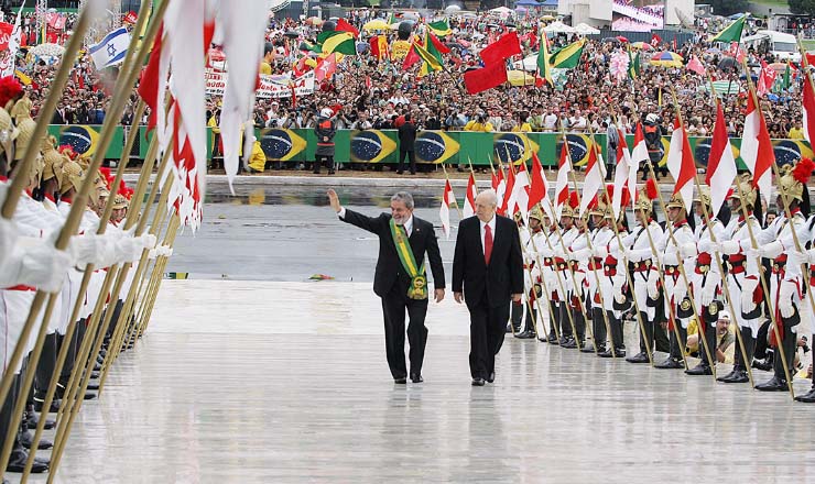  <strong> O presidente Lula e o vice-presidente José Alencar </strong> sobem mais uma vez a rampa do palácio do Planalto, em janeiro de 2007