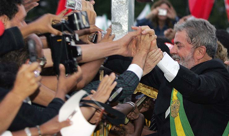  <strong> Lula cumprimenta </strong> o público que vem prestigiar sua posse em Brasília