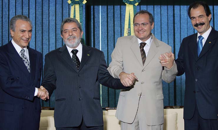  <strong> Temer, presidente do PMDB, cumprimenta Lula, que cumprimenta o peemedebista Renan, presidente do Senado, que cumprimenta o petista Mercadante, senador: </strong> aliança 