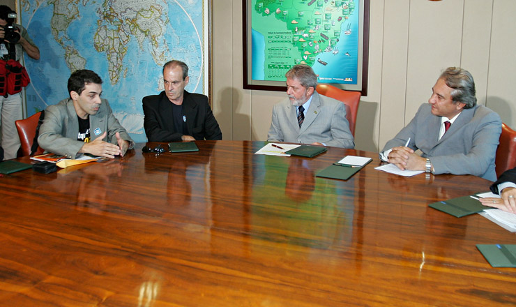  <strong> Membros do Morhan discutem</strong> proposta de lei reparatória com o presidente Lula e com o cantor Ney Matogrosso, colaborador voluntário do movimento      