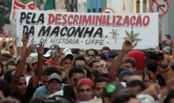  <strong> Cerca de mil pessoas participam, </strong> em 2008, da Marcha da Maconha no Recife, única cidade em que a manifestação não foi proibida