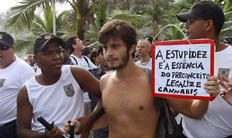  <strong> Policiais prendem</strong> manifestante em ato pela legalização da maconha, no Rio de Janeiro