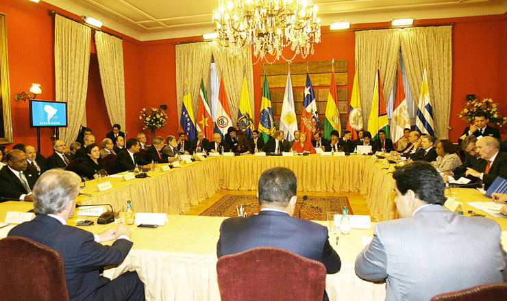  <strong> Reunião de chefes de estado</strong> da Unasul, em Brasília. Bloco surge fora da área de influência política dos Estados Unidos      