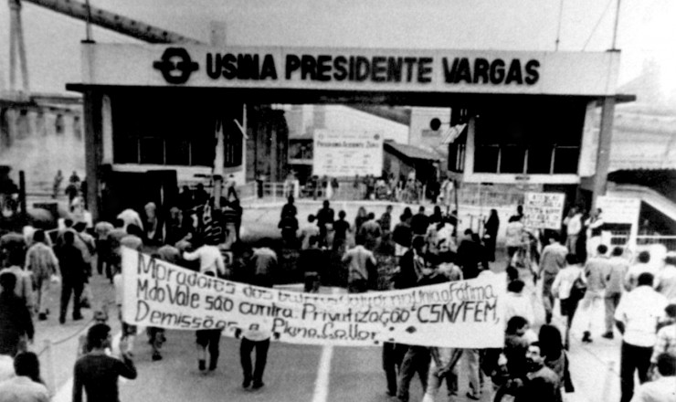   <strong> Manifestantes protestam </strong> contra a privatização da Companhia Siderúrgica Nacional (CSN)