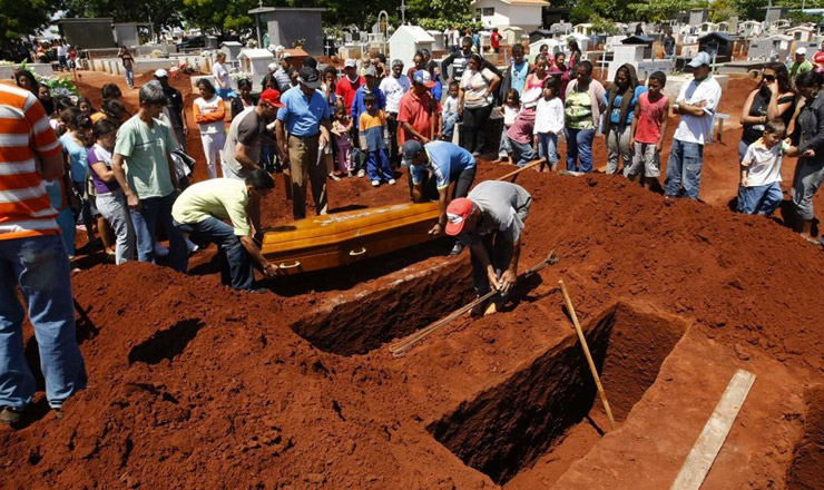  <strong> Guaíra enterra seus mortos de 2008:</strong>  maior chacina da história do Paraná    