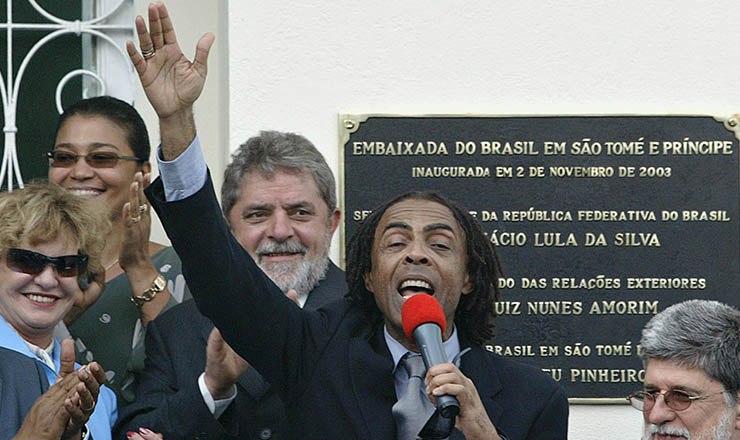  <strong> Ministro Gilberto Gil (Cultura) discursa </strong> na inauguração da embaixada do Brasil em São Tomé e Príncipe, em 2003