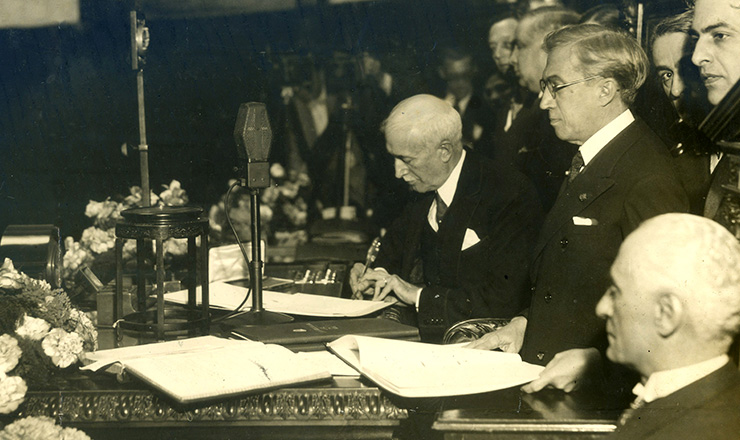  <strong> Antônio Carlos Ribeiro de Andrada, </strong> presidente da Assembleia Constituinte, assina a Constituição de 1934      